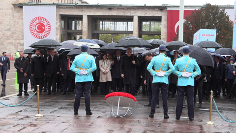Kurtulmuş, TBMM'deki Atatürk Anıtı'na çelenk bıraktı