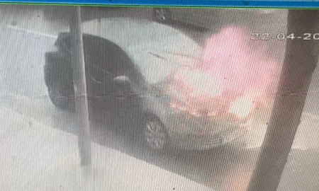 Avcılar'da otomobilin motoru alev aldı; su tankeri ile söndürüldü