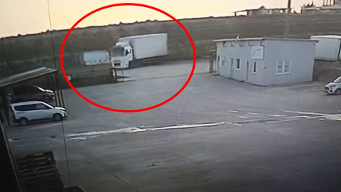 Kamyona çarpan minibüsün sürücüsü yaralandı; kaza kamerada