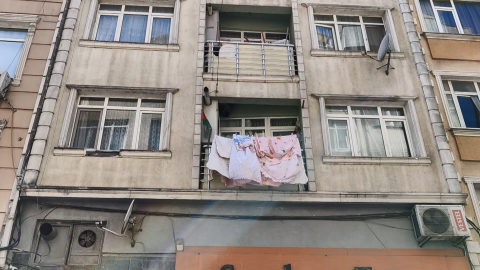 Fatih'te 1'inci kattan düşen çocuk ağır yaralandı