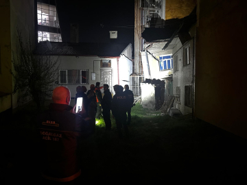 Sivas'ta 2 katlı müstakil ev yan yattı