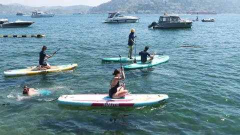 Güneşli havayı fırsat bilenler Bebek Sahili'ne akın etti; sıcaklayan kişiler denize girdi