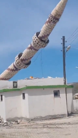 Diyarbakır'da hasarlı minarenin kontrollü yıkımı yapıldı; o anlar kamerada