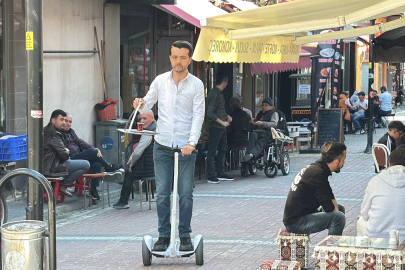 Her gün 25 bin adım atan çaycı, hoverboard ile çay servisine başladı