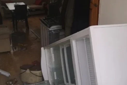 Aç kalan ayılar, pencereden girdiği yayla evini talan etti