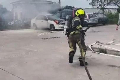 Hastane otoparkındaki otomobil yandı