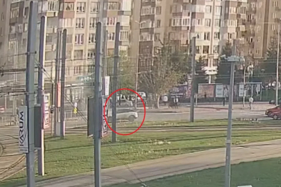 Alev alan elektrikli otomobile yangın battaniyesiyle müdahale kamerada