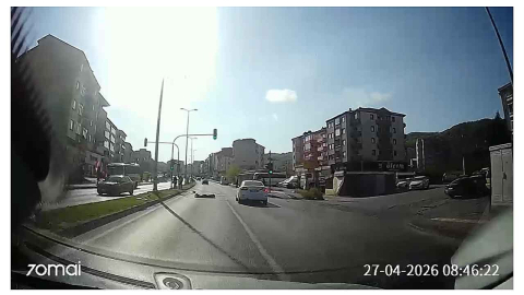 Otomobilin çarptığı üniversite öğrencisi yaralandı; kaza anı kamerada