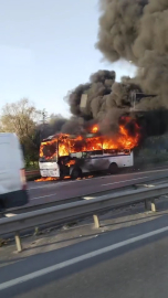 Bayrampaşa’da servis midibüsü alev alev yandı