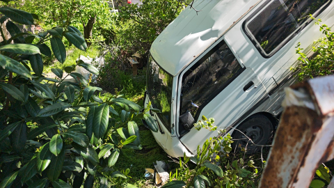 Otomobile çarpan minibüsün şarampole uçtuğu kaza kamerada