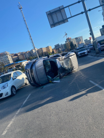 Seyrantepe’de trafik levhasına çapıp takla atan araç kamerada
