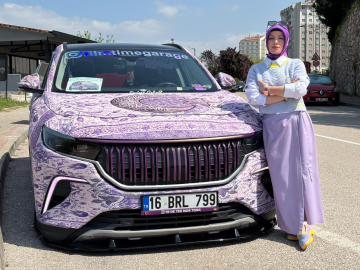Otomobilini Türk motiflerinin yer aldığı mor renkli halıyla kapladı