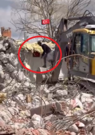 İş makinesi operatörünün Türk bayrağı hassasiyeti kamerada