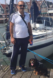 11 yıldır yurt dışında baktıkları köpekleri Zonguldak'ta otomobil çarpması ile öldü; mezar yaptırdılar