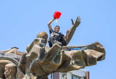 Çıktığı anıtta üzerine benzin döküp dans etti