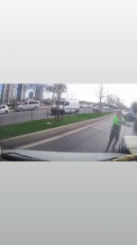 Ataşehir’de uygulamadan kaçmak isteyen otomobil sürücüsü polis tarafından yakalandı