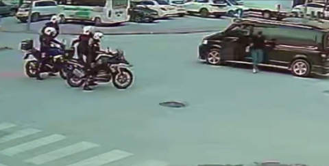 Yunus polislerinin trafikte Heimlich manevrası hayat kurtardı; müdahale anı kamerada