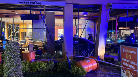 Bakırköy'de otomobil kafedeki müşterilerin arasına daldı: 6 yaralı