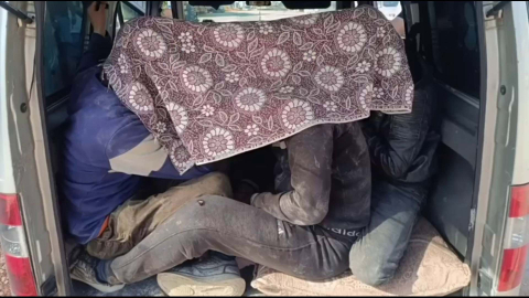Hafif ticari araçtaki kaçak göçmenlere örtülü kamuflaj