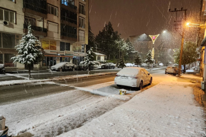 Afyonkarahisar'da 11 ilçede eğitime 'kar' engeli; ulaşımda aksamalar yaşandı