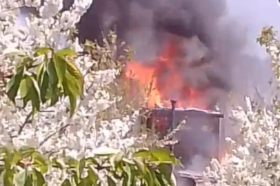 Amasya'da 2 katlı ev ve depo alev alev yandı