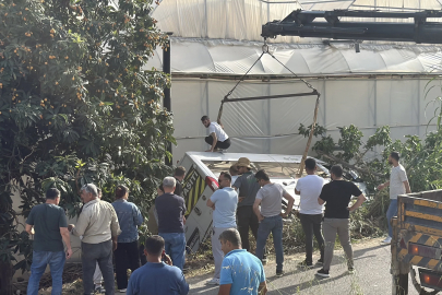 Öğrenci servis minibüsü bahçeye devrildi: 6 yaralı