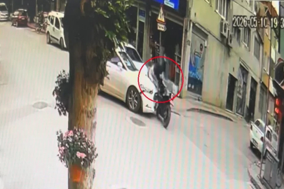 Bursa'da otomobil ile çarpışan motosiklet sürücüsü yaralandı; kaza kamerada