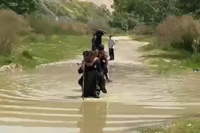 Dere kenarında mahsur kalan 5 çocuğu, itfaiyeciler sırtlarında taşıyıp kurtardı