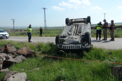 Kilis'te otomobil refüje devrildi; 5 yaralı