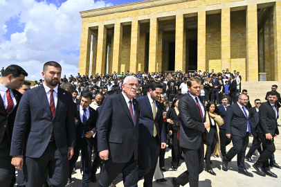 Dervişoğlu, gençlerle Anıtkabir'i ziyaret etti 