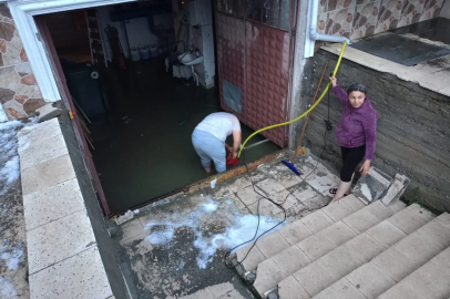 Tokat'ta sağanak ve dolu yağışı: Ev ve iş yerlerini su bastı