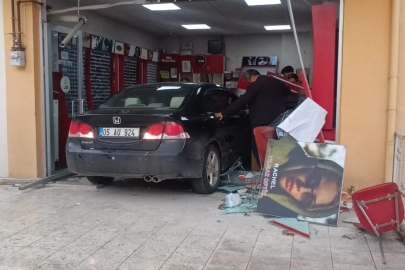 AFren yerine gaz pedalına bastı, ziyarete gittiği arkadaşının iş yerine otomobille girdi
