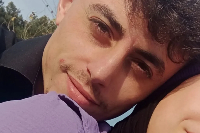Park halindeki kamyonete çarpan motosikletin sürücüsü öldü