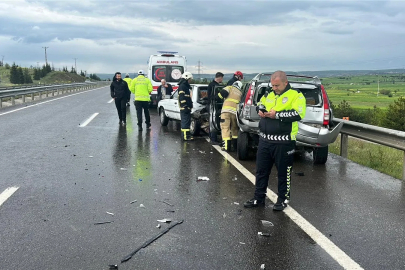 Kütahya’da 3 araçlı zincirleme kaza; 2 yaralı