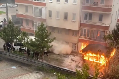 Mahalle sakinleri otomobili iterek alevlerden uzaklaştırmaya çalıştı