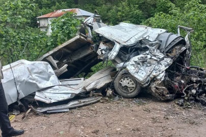 Kamyonetin dik yamaçtan yuvarlandığı kaza kamerada; 2 yaralı / Ek fotoğraflar 