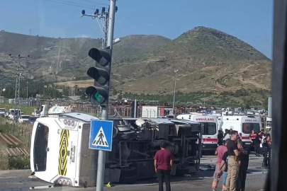 Mersin'de Rus öğrencileri taşıyan servis midibüsü devrildi: 17 yaralı