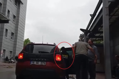 Hafif ticari aracın anne ve çocuğunu altına alıp, sürüklediği kaza kamerada (3)