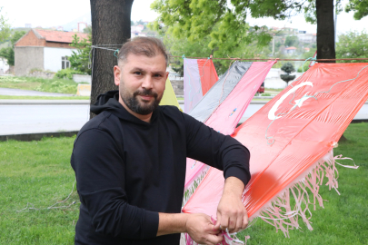 Kayınpederinin vasiyetini yerine getiren damat, yaptığı uçurtmalarla çocukları sevindiriyor