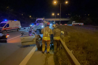 Otomobil, TIR'a çarptı: 1 ölü, 1 yaralı