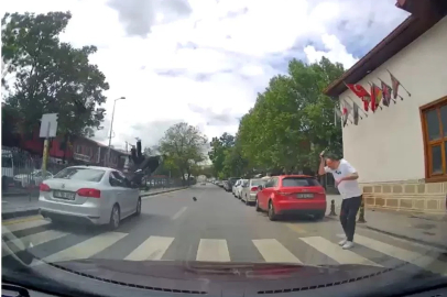 Yaya geçidinde 2 kişiye otomobilin çarptığı kaza kamerada