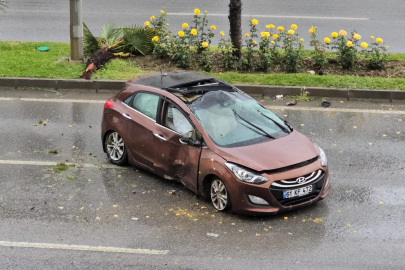Refüjdeki ağaca çarpan otomobil, karşı şeride geçti: 1 yaralı 
