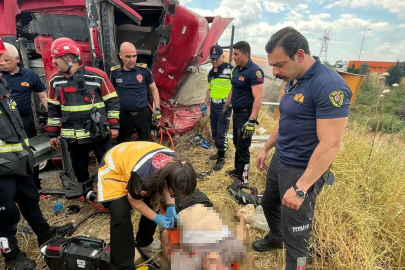Aydın'da devrilen kamyonun şoförü öldü