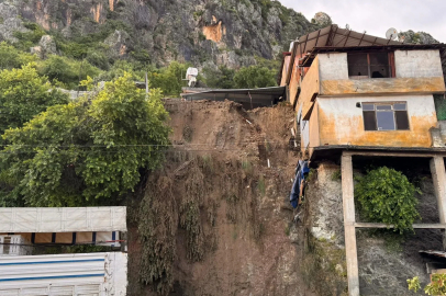 Hatay'da Asi Nehri taştı, sağanakta köprü ve yollar ile bir ev çöktü; 1 ölü, 3 yaralı