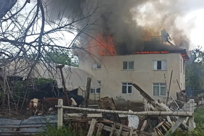 Anahtarı üzerinde bırakılan taksiyi götürmeye çalışmıştı, bu kez ailesinin evini yaktı