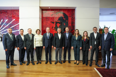 Özgür Özel, büyükşehir belediye başkanları ile bir araya geldi