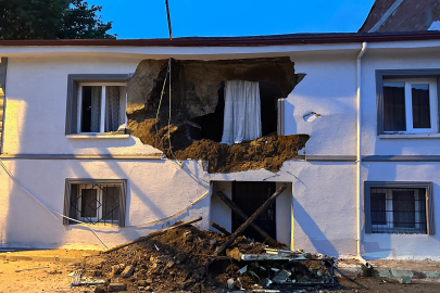Bursa'da 2 katlı evin duvarı çöktü