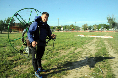 Torna ustası çocukluk hayalini gerçekleştirip, paramotorla özel günlerde uçmaya başladı