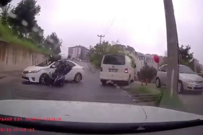 Otomobil ile motosikletin çarpıştığı kaza kamerada