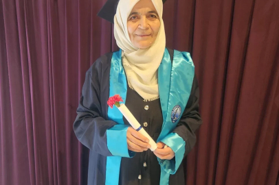 65 yaşında üniversiteden mezuniyet sevinci yaşadı